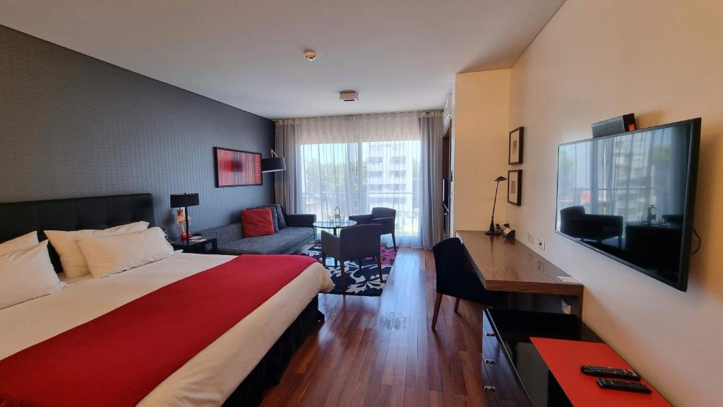 布宜诺斯艾利斯布宜诺斯艾利斯酒店的酒店客房配有一张床、一张书桌和一台电视。