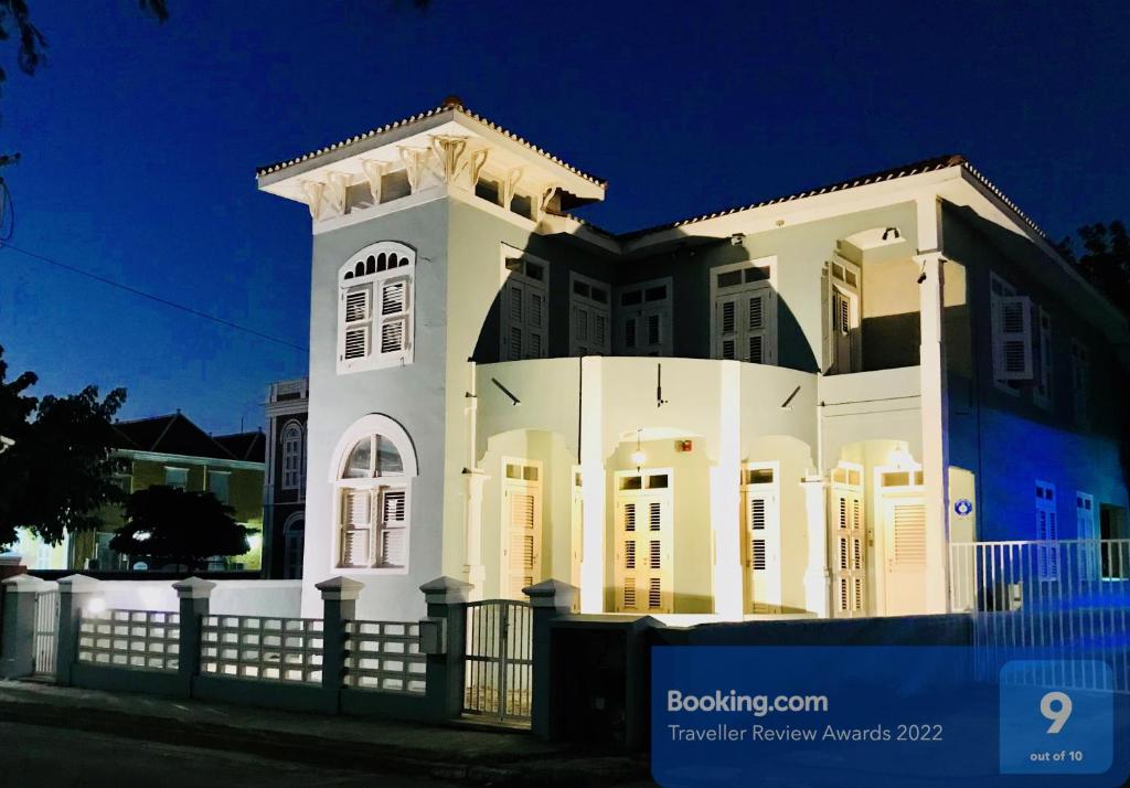 威廉斯塔德Villa Amalie & Villa Curiel的前面有栅栏的白色房子