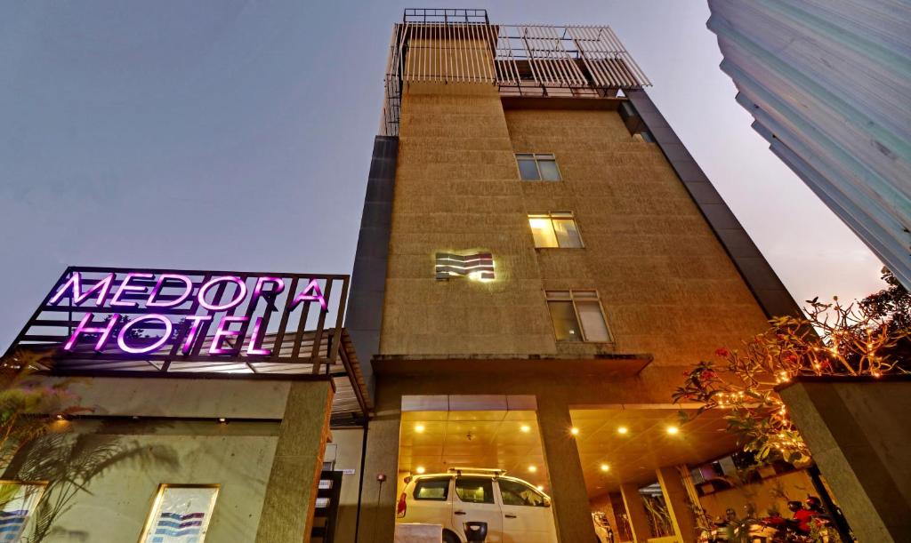 科泽科德Medora Hotel的一座有标志的建筑,上面写着大都会酒店的标志