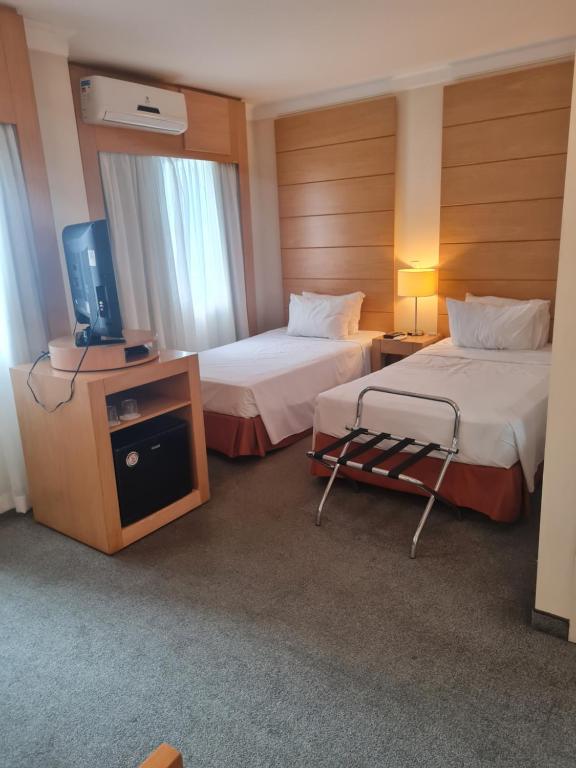 圣保罗Nobile Congonhas的酒店客房设有两张床和电视。