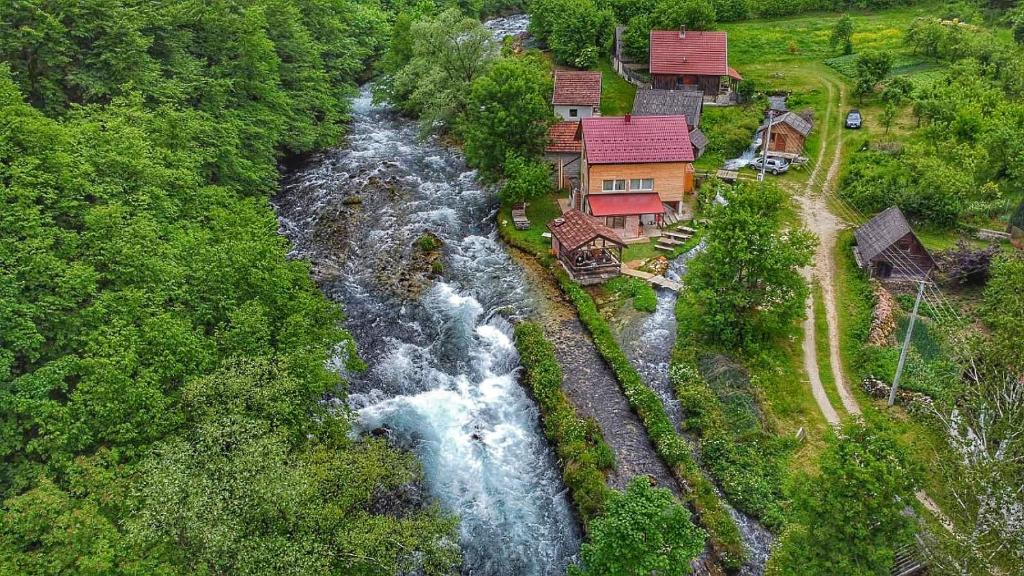 ŠipovoDomacinstvo na kraju svijeta的享有河流和瀑布的空中景色