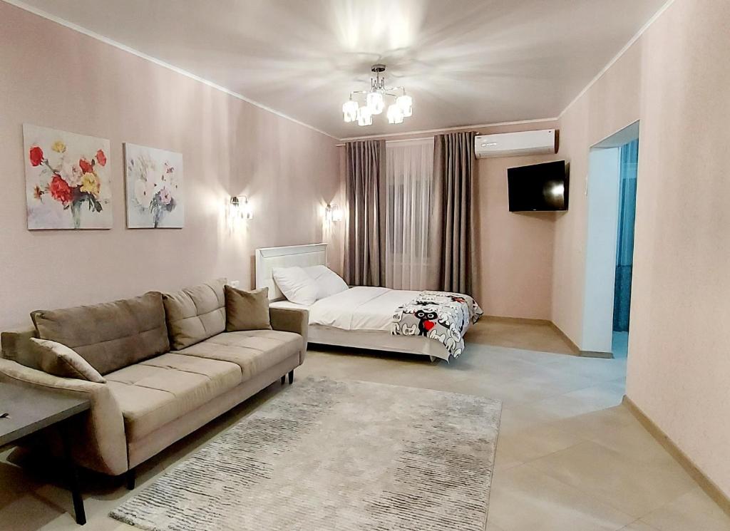 尼古拉耶夫1 кк люкс лофт студия的客厅配有沙发和1张床