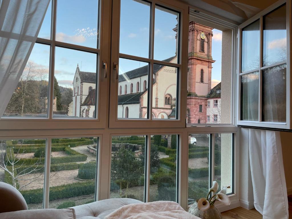 哥根巴赫Ferienwohnung St Marien的一间房间,窗户俯瞰着教堂