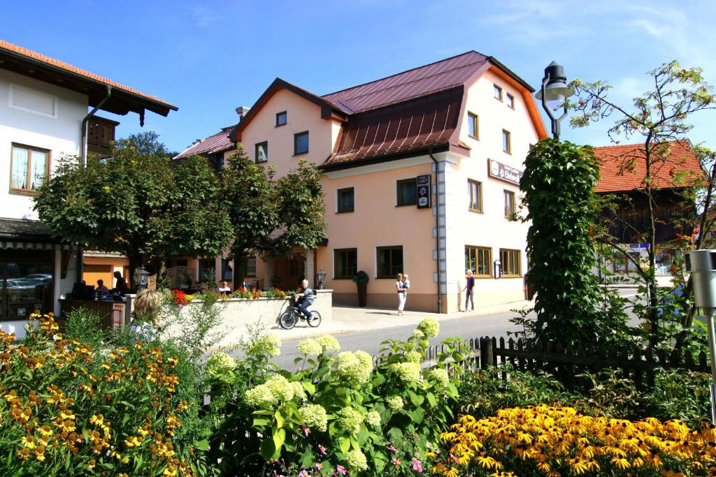 希格斯多夫Hotel Garni Edelweiß的城镇中一条有建筑和鲜花的街道