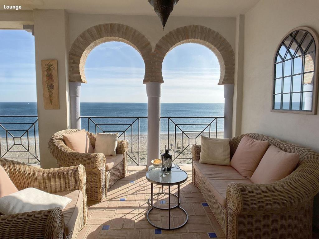 卡萨雷斯LA PERLA DE LA BAHIA的客厅设有两张沙发,享有海景