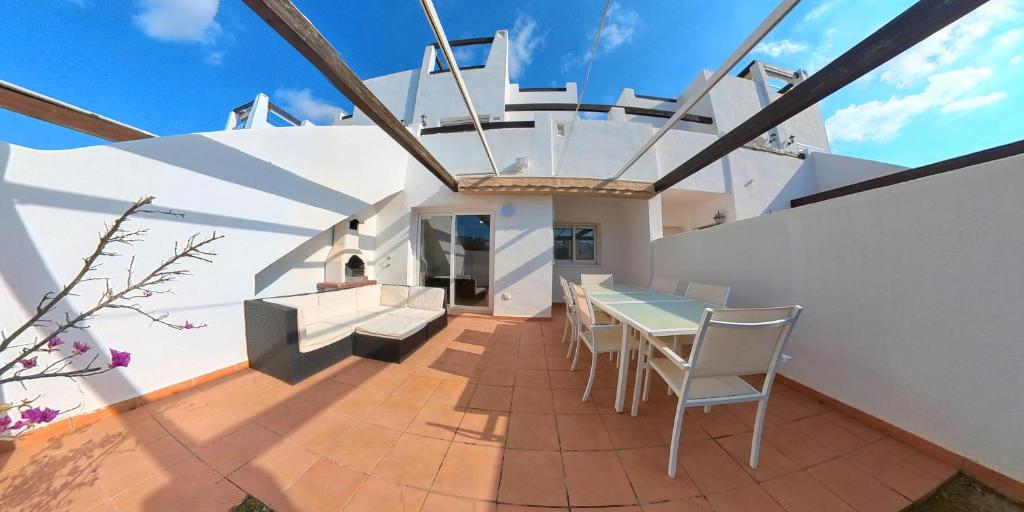 阿尔阿马德穆尔西亚Casa Mia 3-Bed Apartment in Alhama De Murcia的一间带桌椅的用餐室