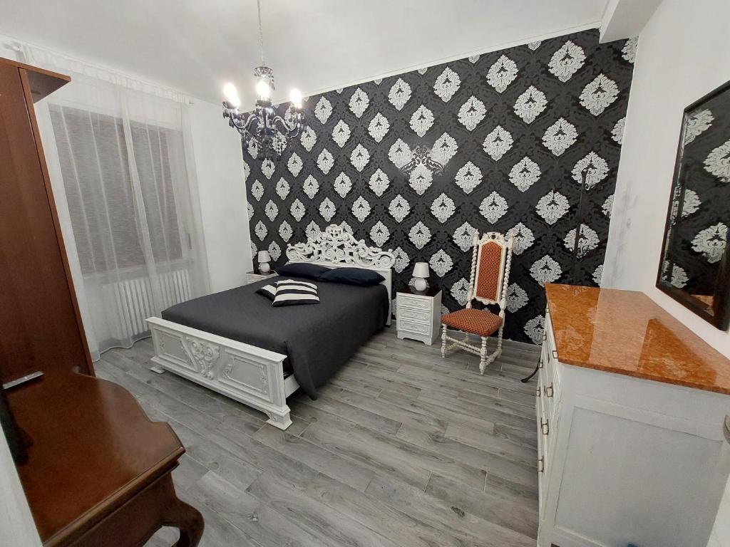 都灵Casa Bumbunin, vicino al centro e al Politecnico的一间卧室设有一张床和黑白墙