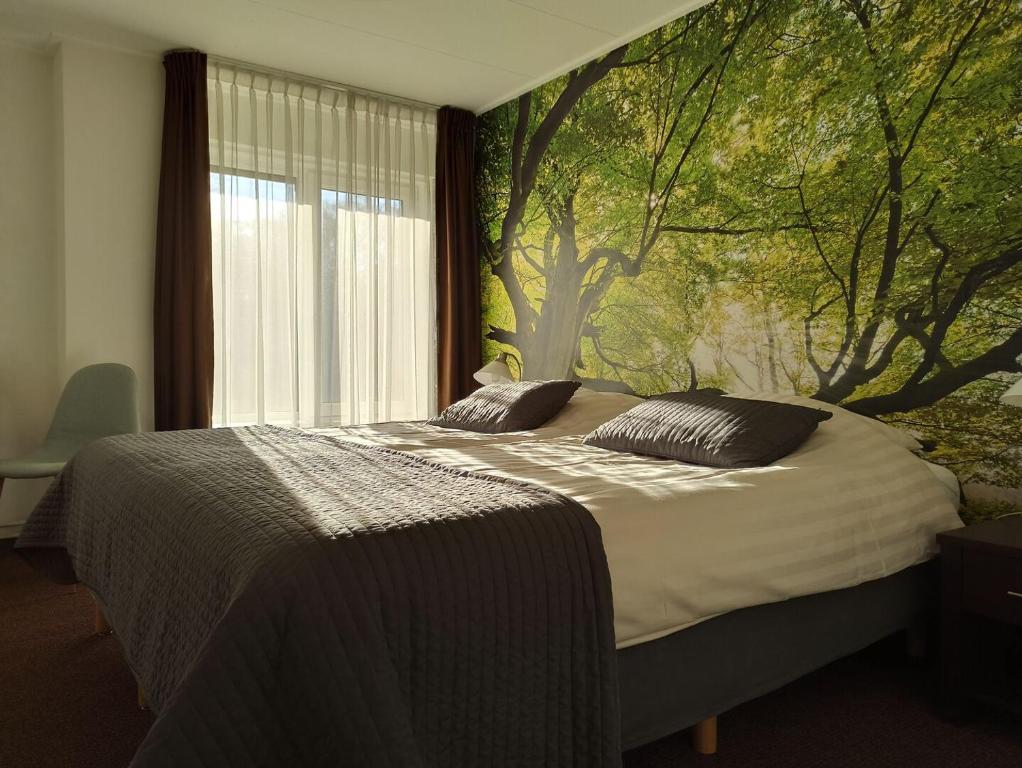 Heilig LandstichtingBoutique Hotel de Rozenhof的卧室配有一张挂在墙上的树壁床。