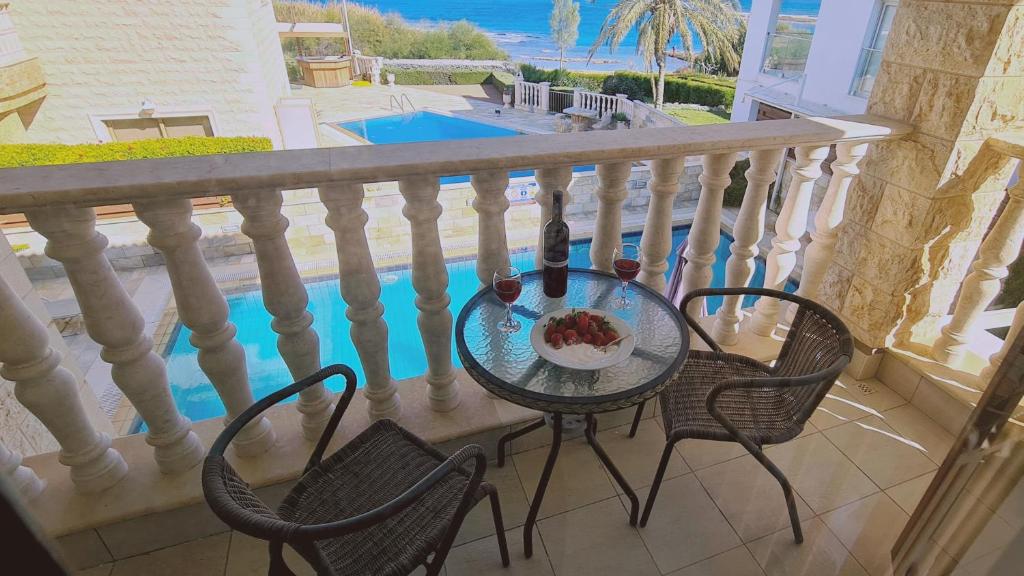 帕拉利米尼STAY Ocean View Villa的一个带桌椅的阳台