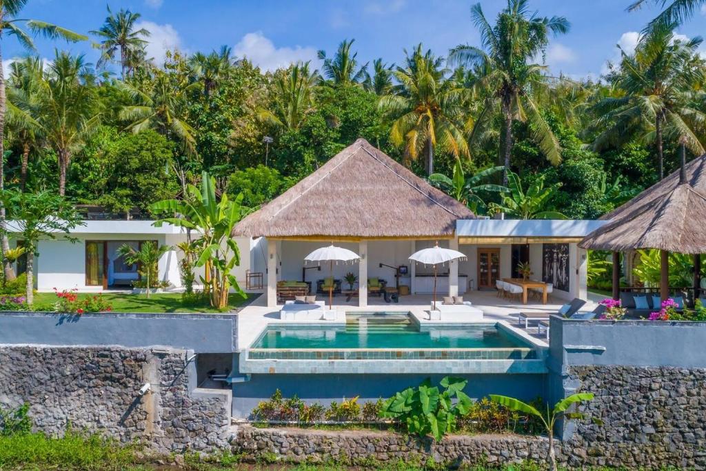 卡朗阿森Villa Hidden Pearl, with private cook and pool的享有带游泳池的别墅外景