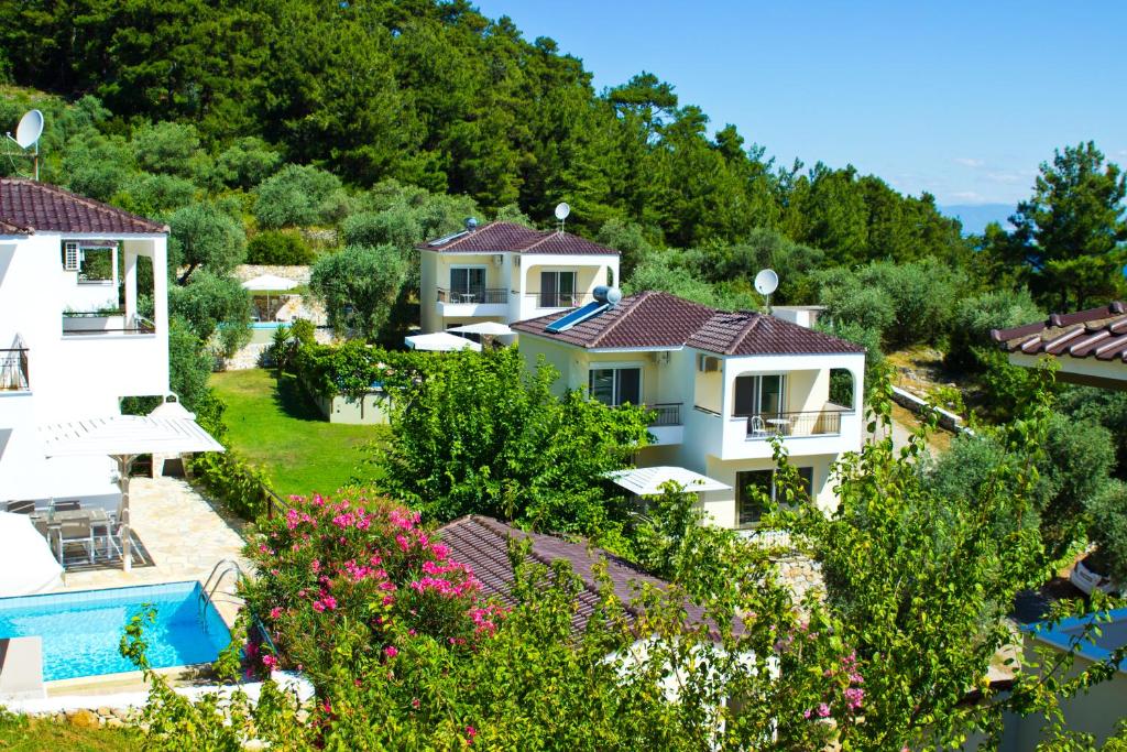 萨索斯Thassian Villas的享有带度假村别墅的正面景致