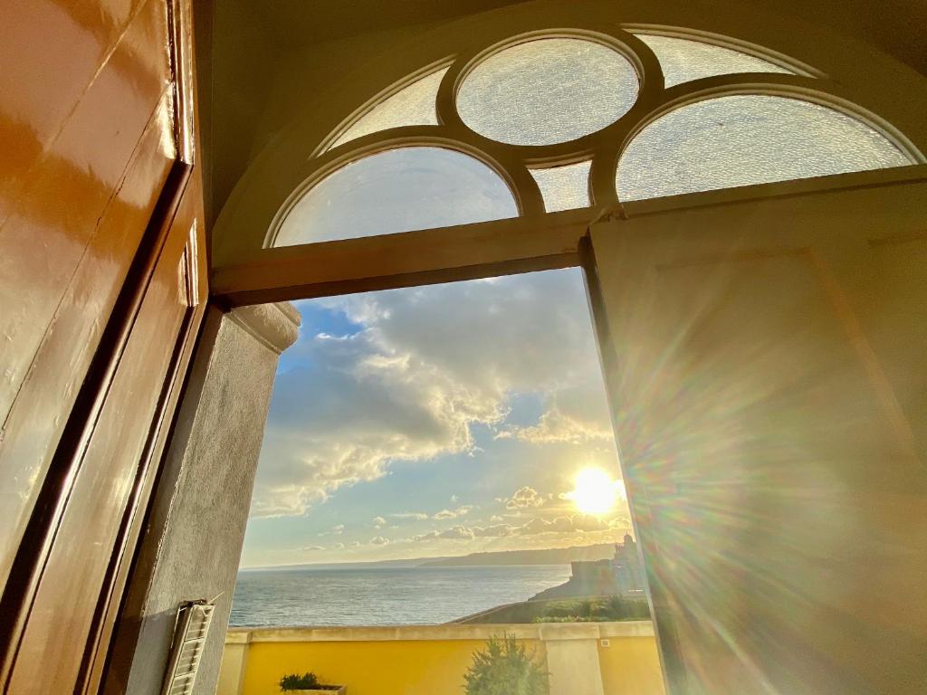 圣凯撒利亚温泉Casa Smeraldo Salento, a strapiombo sul mare的享有海景的开放式窗户