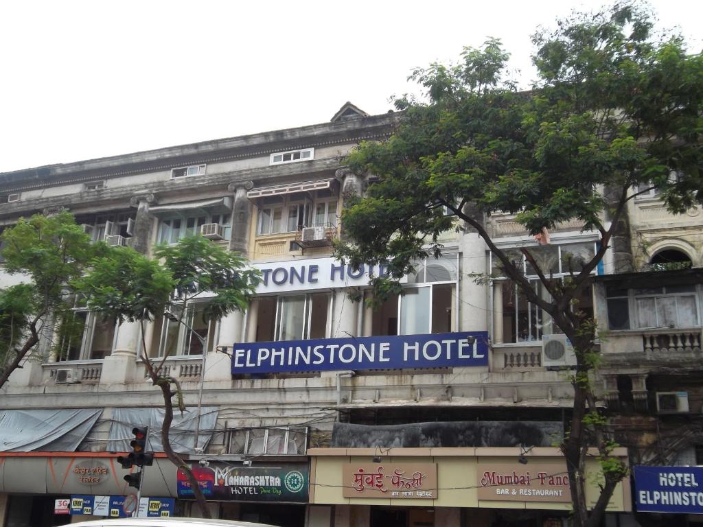 孟买Elphinstone Hotel的建筑的侧面有标志