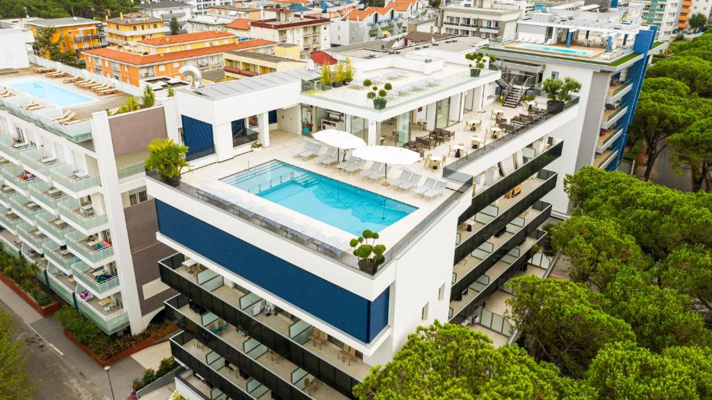 比比翁HVB 34 Lifestyle 4 Superior的享有带游泳池的大楼的顶部景致