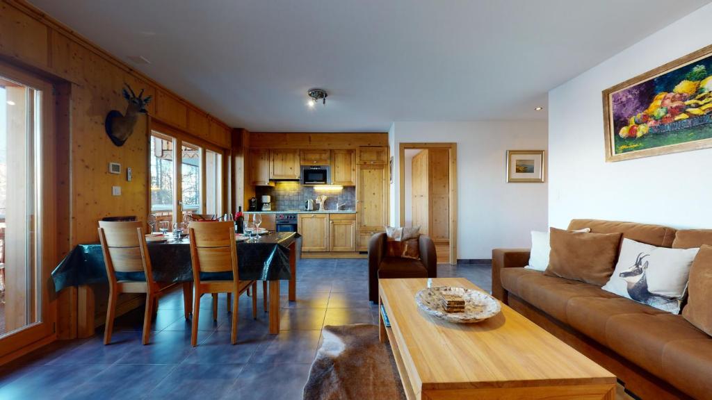 韦松纳Hauts de Veysonnaz SAUNA & VIEW apartments的客厅配有沙发和桌子