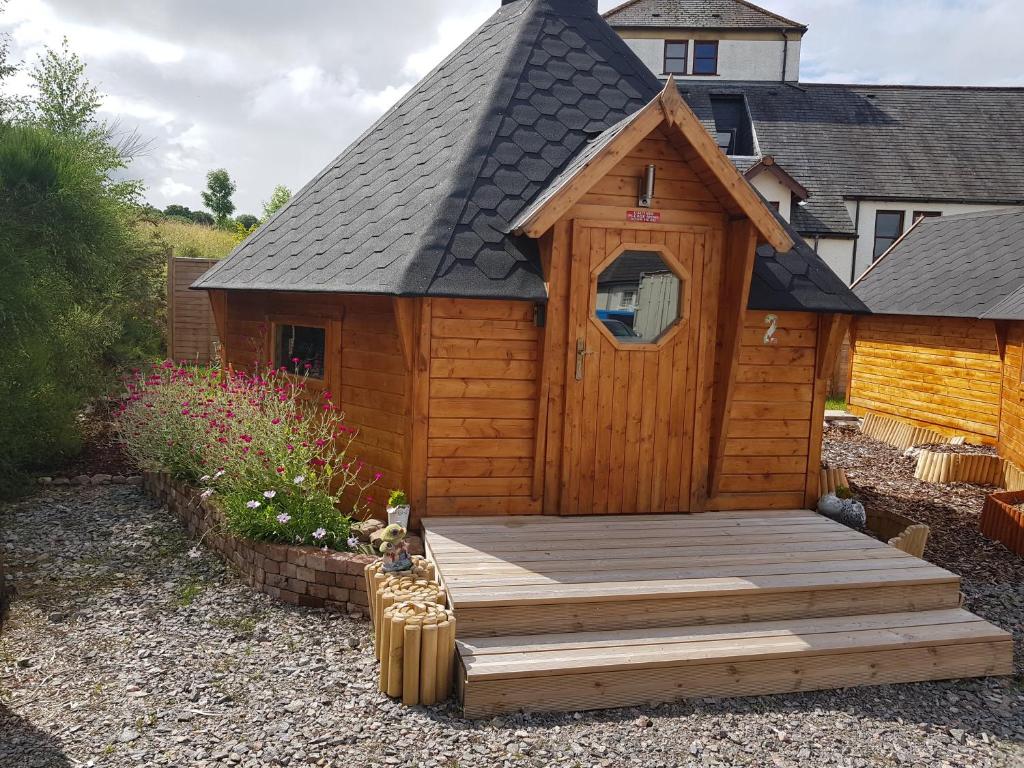 因弗内斯Unique luxury cabin的小木屋设有木制甲板
