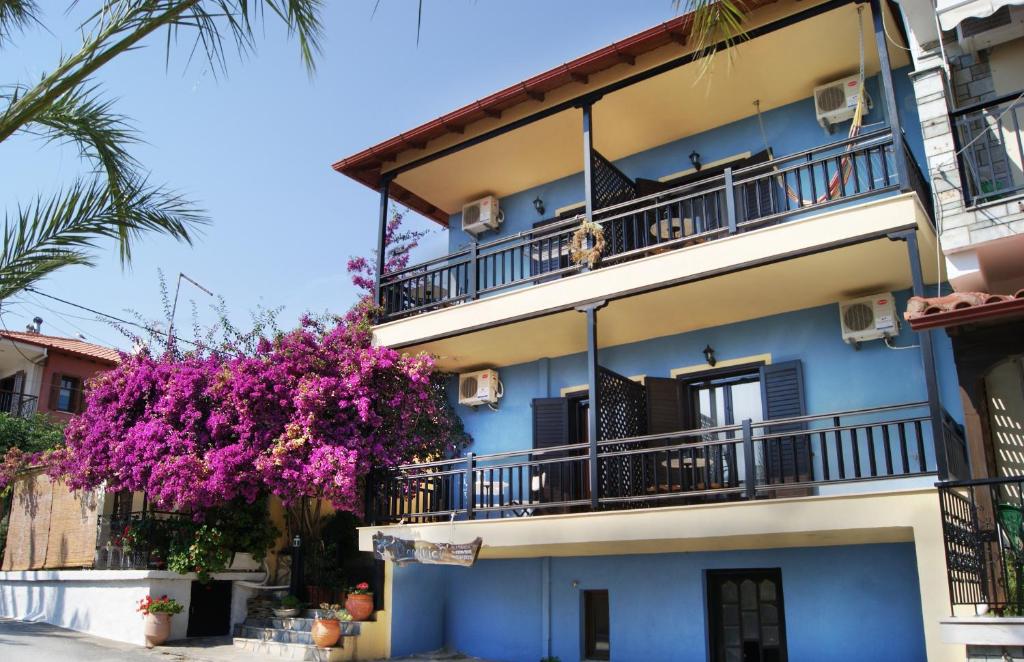 阿莫利亚尼岛多米尼奇旅馆的带阳台的蓝色建筑和紫色花卉树