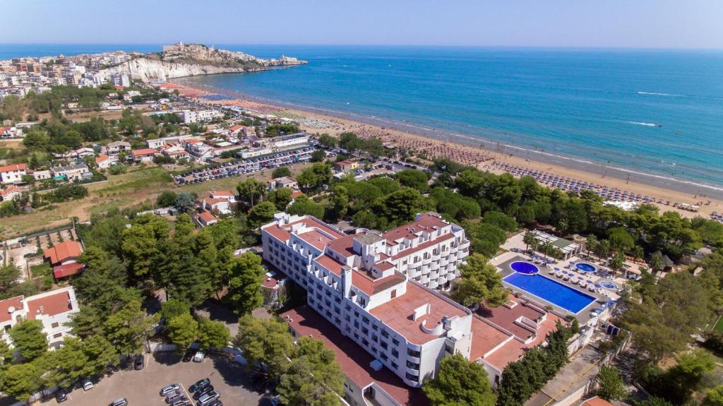 维耶斯泰皮佐穆诺维斯特宫酒店的享有度假胜地和海滩的空中景致