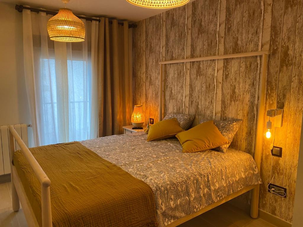 CanenciaSIERRA NORTE-TERVILOR的一间卧室配有一张木墙床