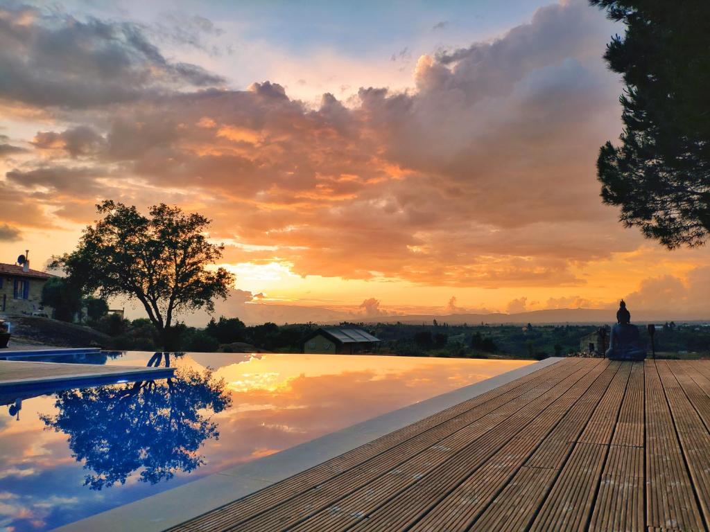 塔布阿Quinta dos Corgos的一座享有日落美景的游泳池