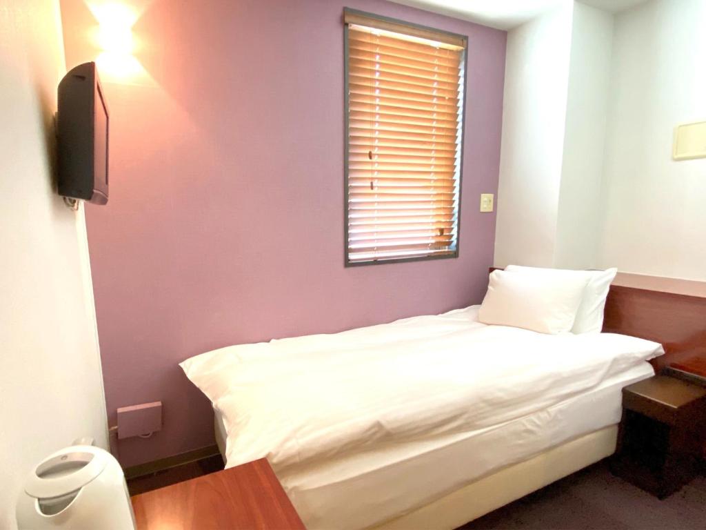 东京WEB Hotel Tokyo Asakusabashi - Vacation STAY 13758v的卧室配有白色的床和窗户。