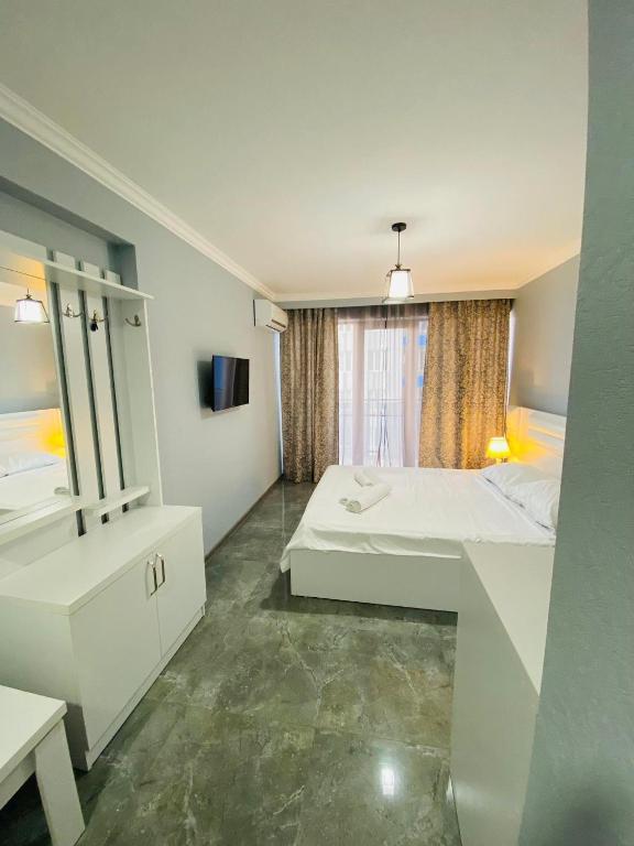 安吉萨sea view rooms in Batumi的配有床和镜子的大房间