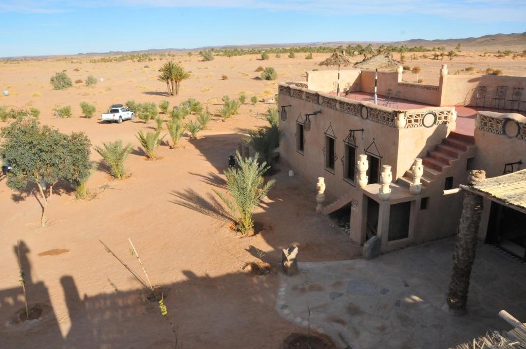 伊尔富德Maison Acacias的沙漠中房屋的空中景观