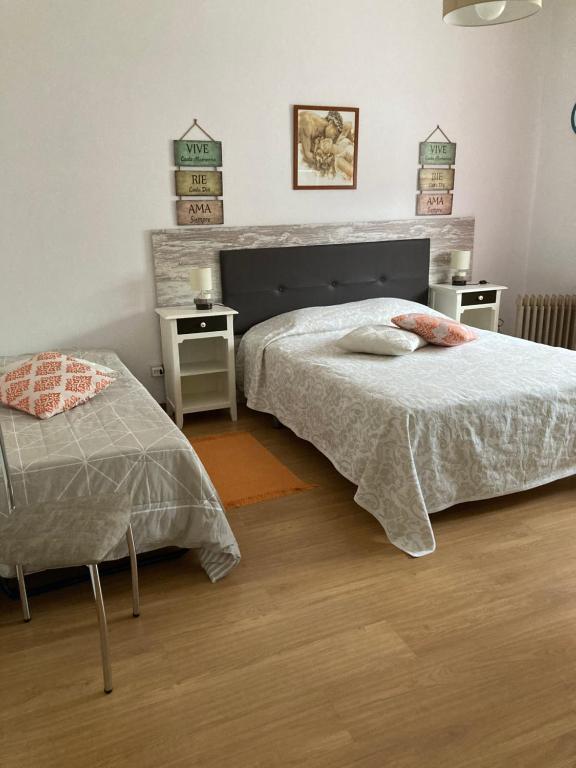SilveirasCasa de Campo的一间卧室设有两张床和两个床头柜