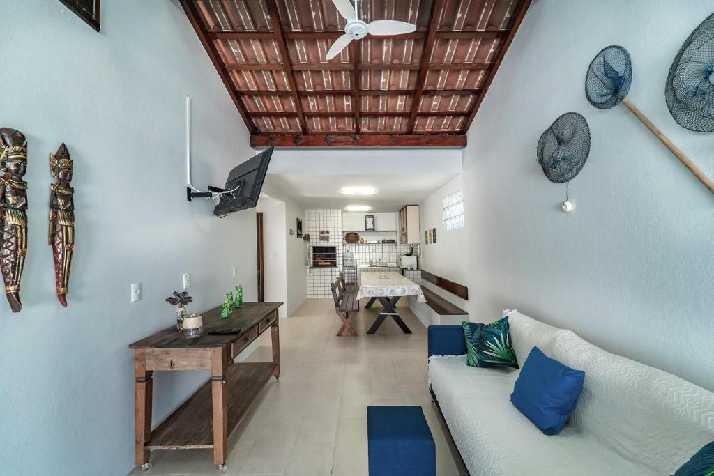 邦比尼亚斯Casa na praia de Morrinhos Bombinhas para 10 pessoas, Excelente localização的客厅设有白色沙发和木制天花板