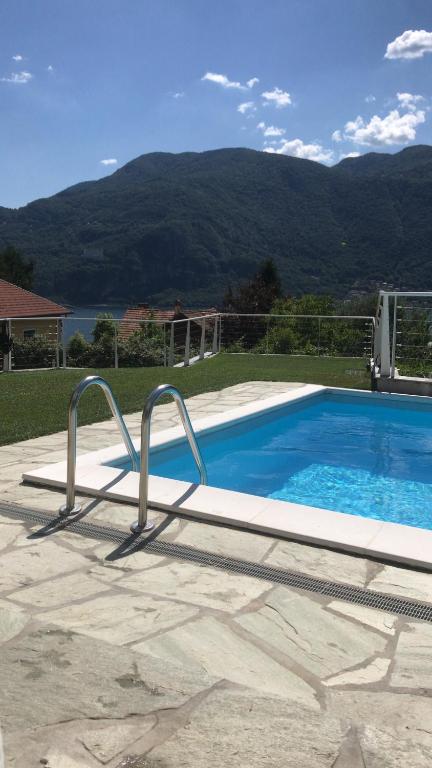 曼德洛德拉廖Villa Monte Bianco的一座位于山丘庭院内的游泳池