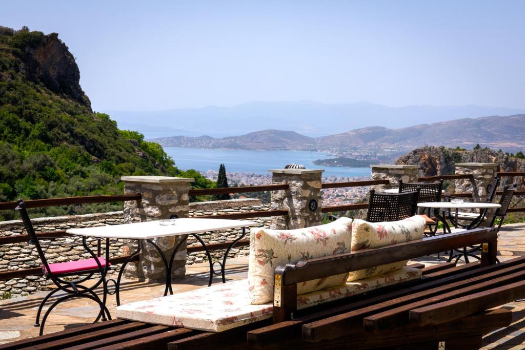 马克里尼撒阿尔吉洛旅馆的一个带桌椅的海景庭院