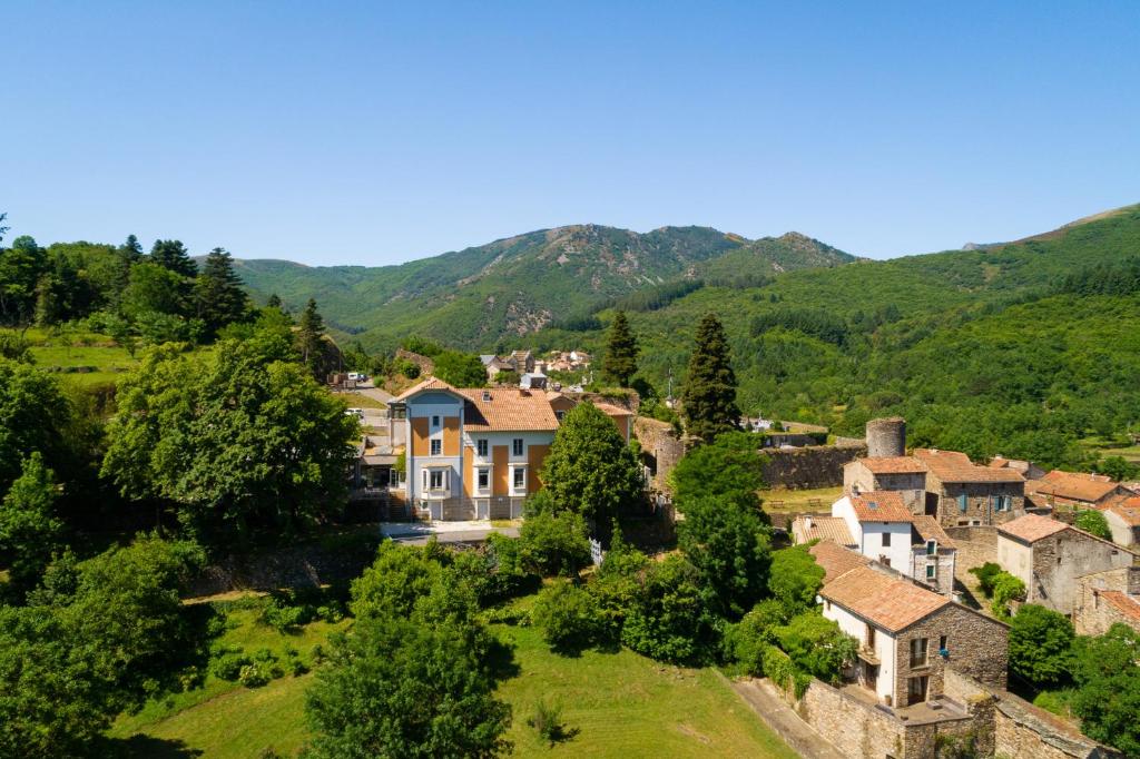 Saint-Gervais-sur-MareL'Ortensia的享有山脉村庄的空中景致