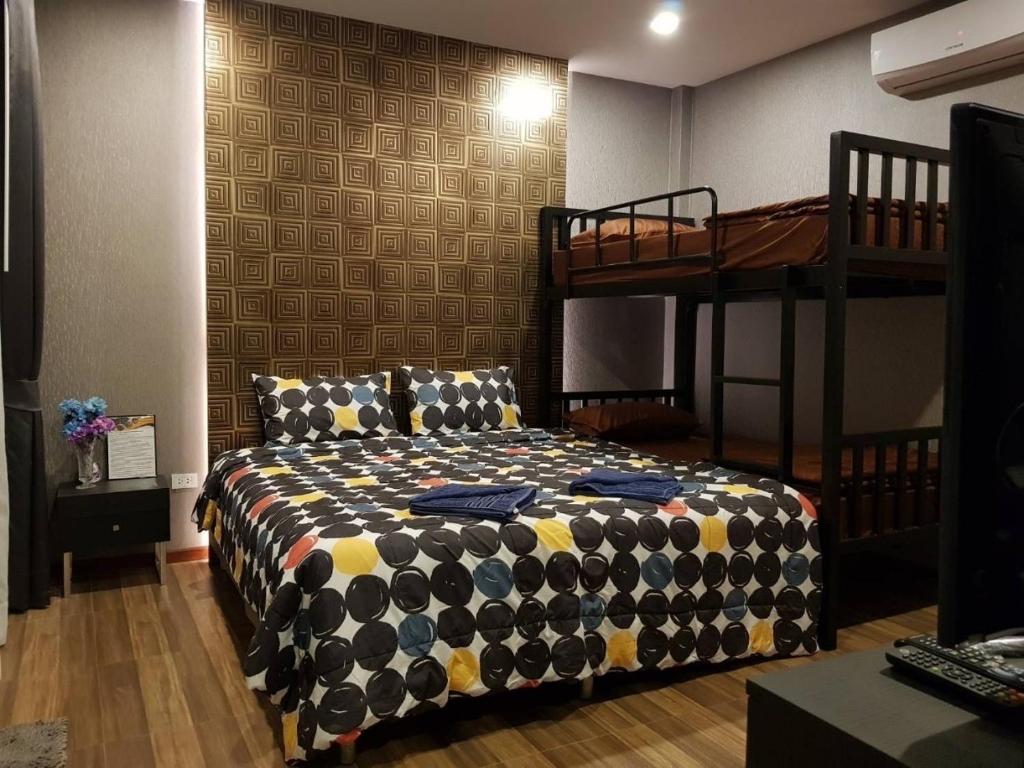 七岩PoolVilla Chaam NL的一间卧室配有一张床和双层床