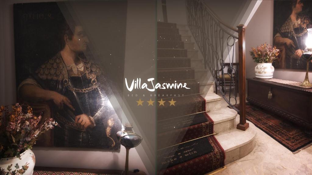 GatticoVilla Jasmine B&B的坐在楼梯上的男人的照片