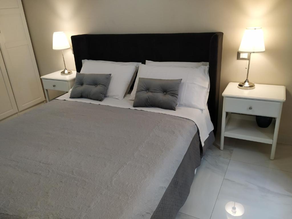 墨西拿Sotto le Mura的一间卧室配有一张带2个床头柜的大床