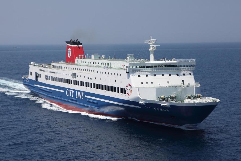 北九州Meimon Taiyo Ferry 1st sailing from Kitakyushu to Osaka的一艘大游船在水中