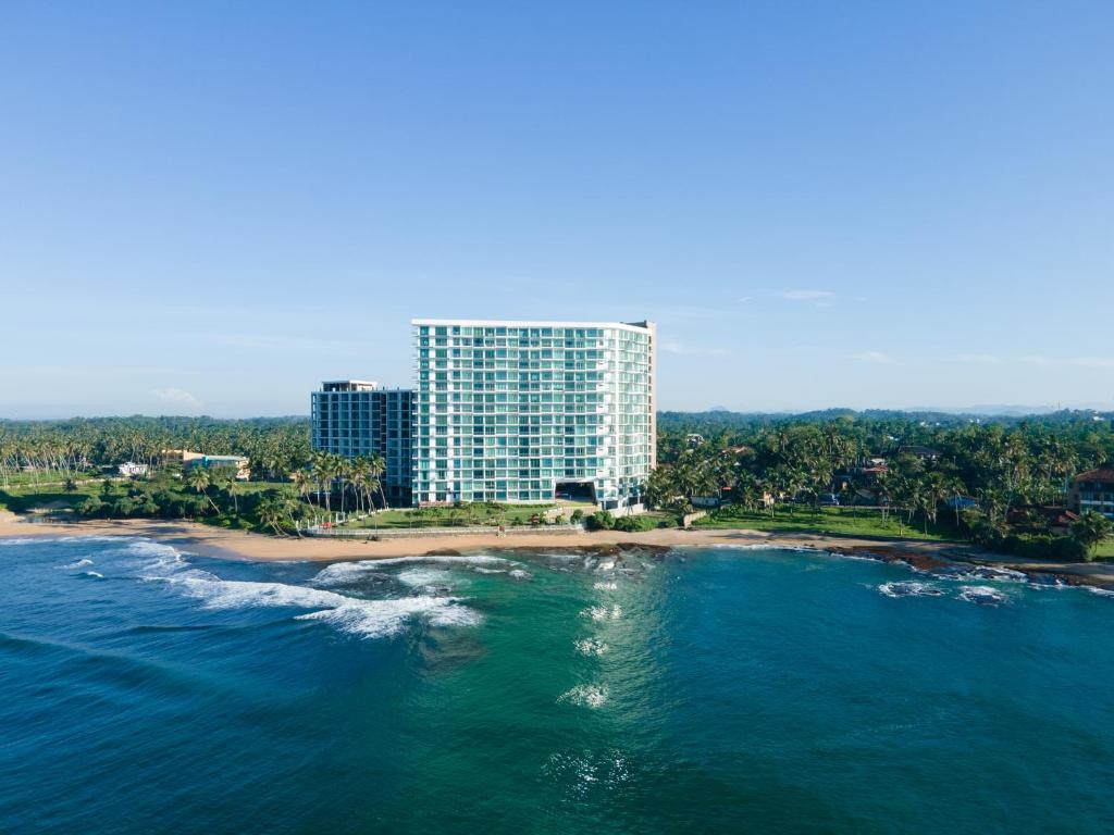 高尔Oceanfront Condominiums Galle的海滩上高楼空中景观