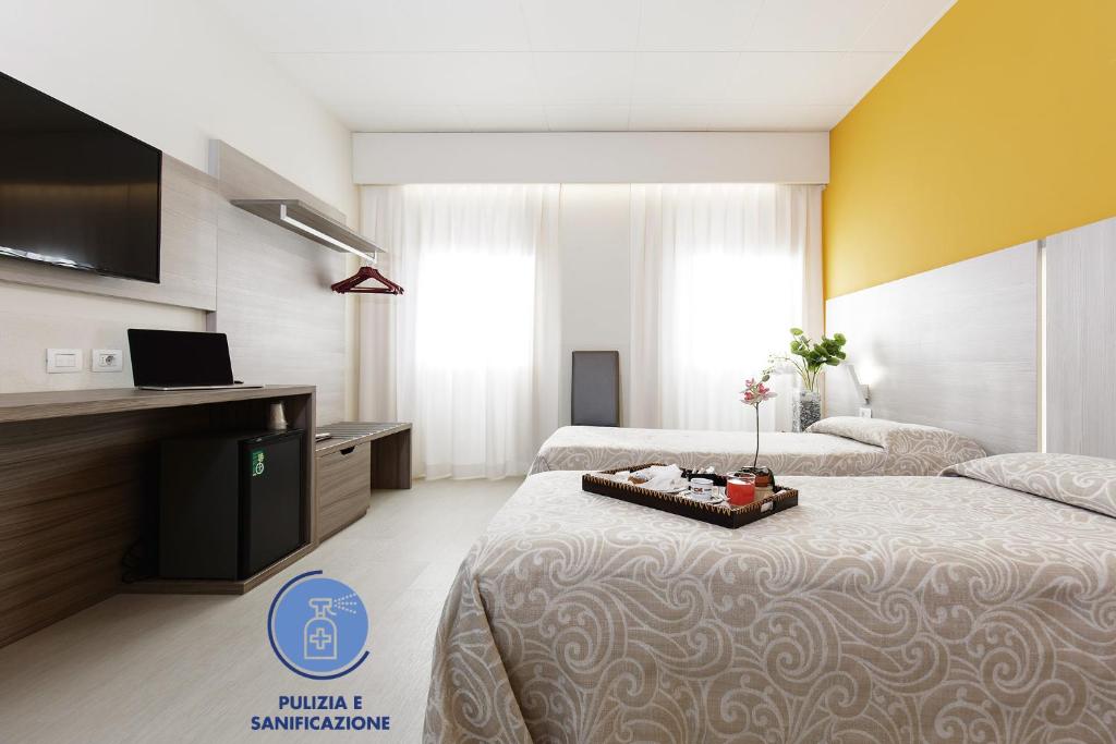 维琴察阿尔法博览会酒店的酒店客房设有两张床和电视。