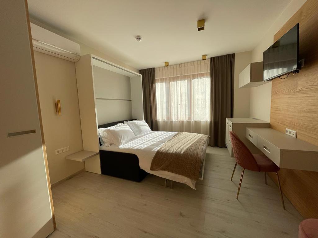 卢森堡Albergo Aida的酒店客房,配有床和电视