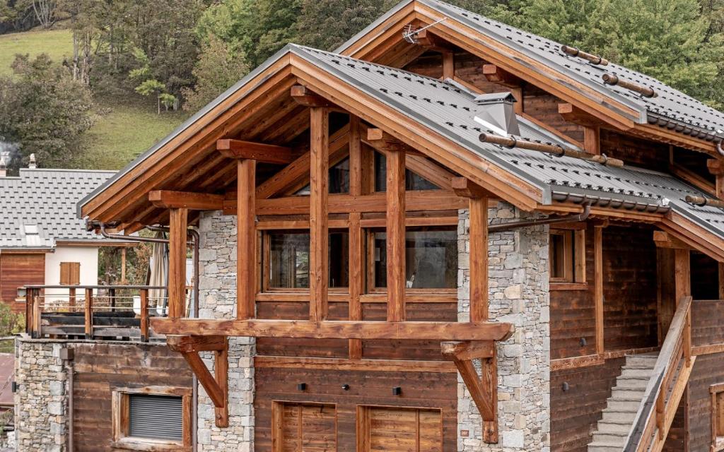 瓦卢瓦尔L'Or des Cimes的木房子,带金属屋顶和木门
