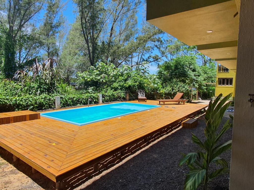加罗帕巴Hotel Pousada Capão的木制甲板上设有游泳池