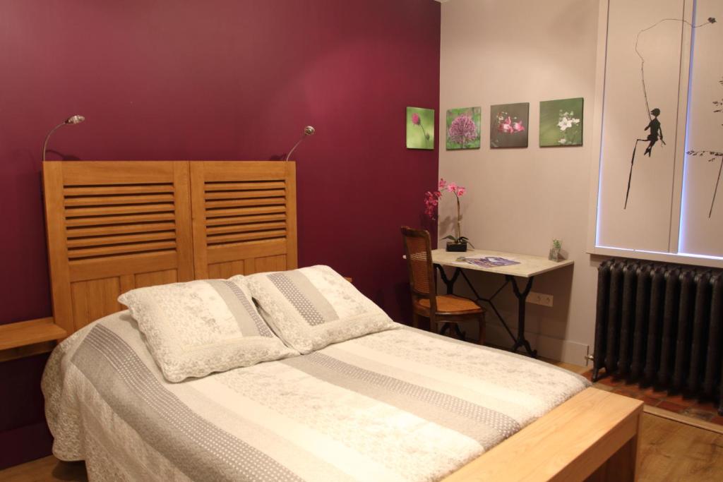 La Côte-Saint-AndréLa tour Bocsozel的一间卧室配有一张床和一张桌子