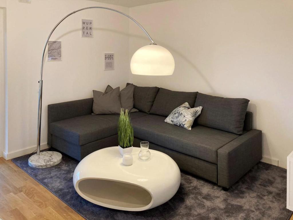 伍珀塔尔Apartment Toelleturm - 45m2 - Single Beds - Wuppertal的客厅配有沙发和桌子