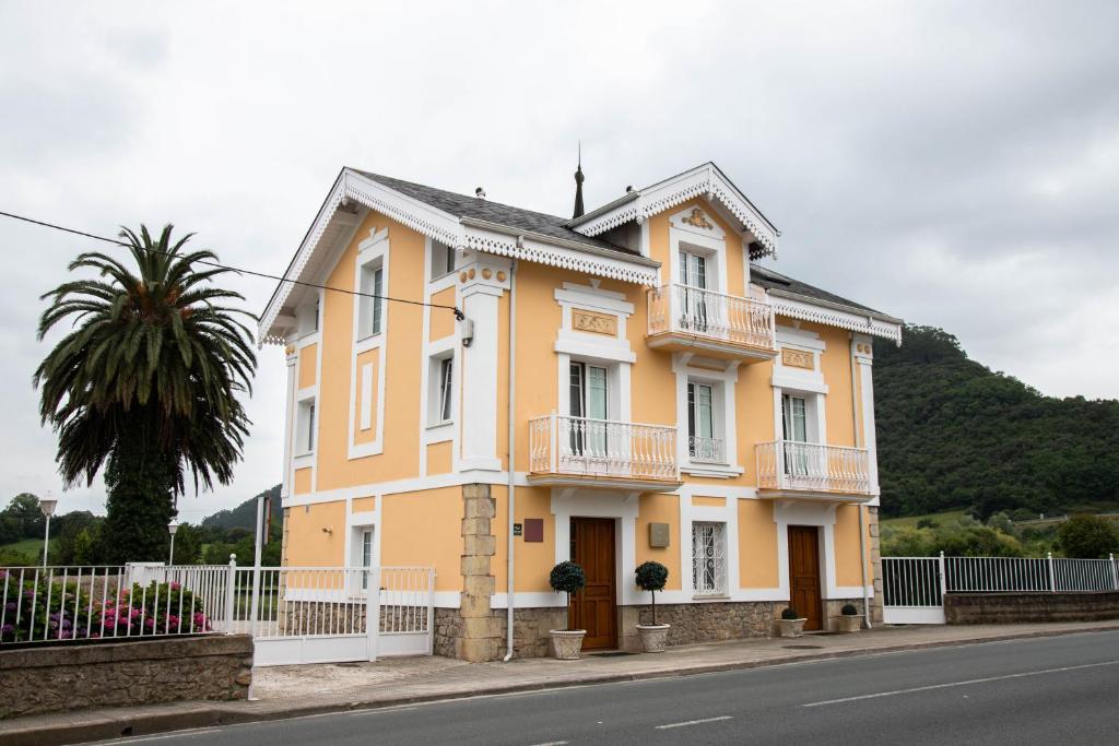 索拉雷斯Apartamentos Villa Fresnedo的街道边的黄色房子
