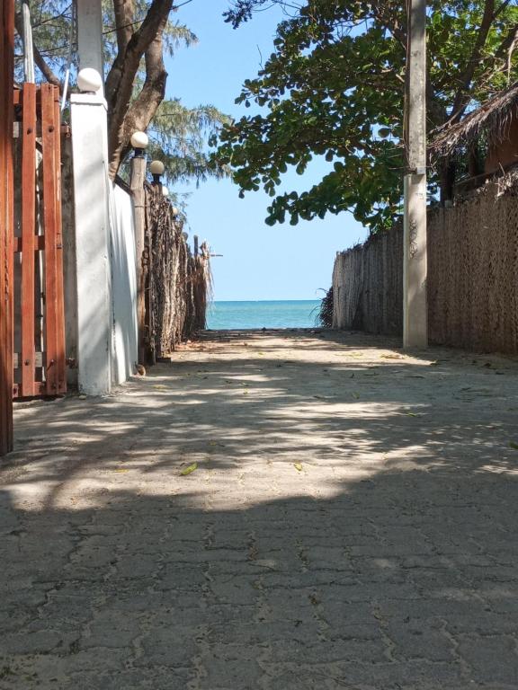 阿鲁甘湾Beach Cab Resort的一条空荡荡的海滨路,在后面是大海