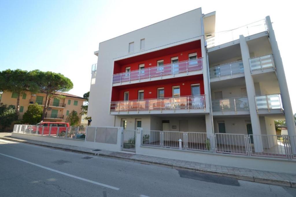 罗索利纳马雷Daniele的街道边的白色和红色建筑