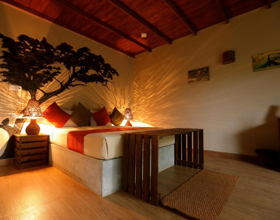 雅拉Kele Yala的卧室配有一张床铺,墙上挂着一棵树