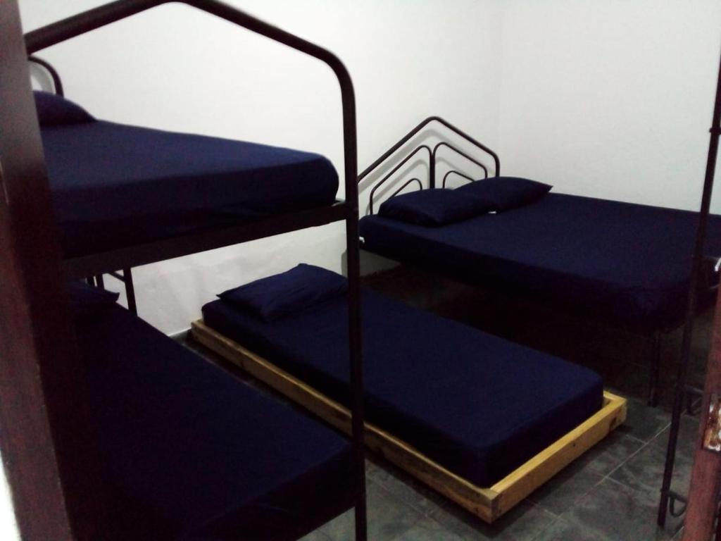 乌巴图巴Excellence Apart的客房设有三张双层床,配有蓝色床单