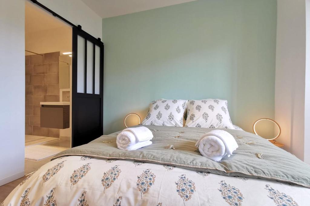 伊泽尔Lovely T2 - Proche du CHU LIMOGES的一间卧室配有一张大床和枕头