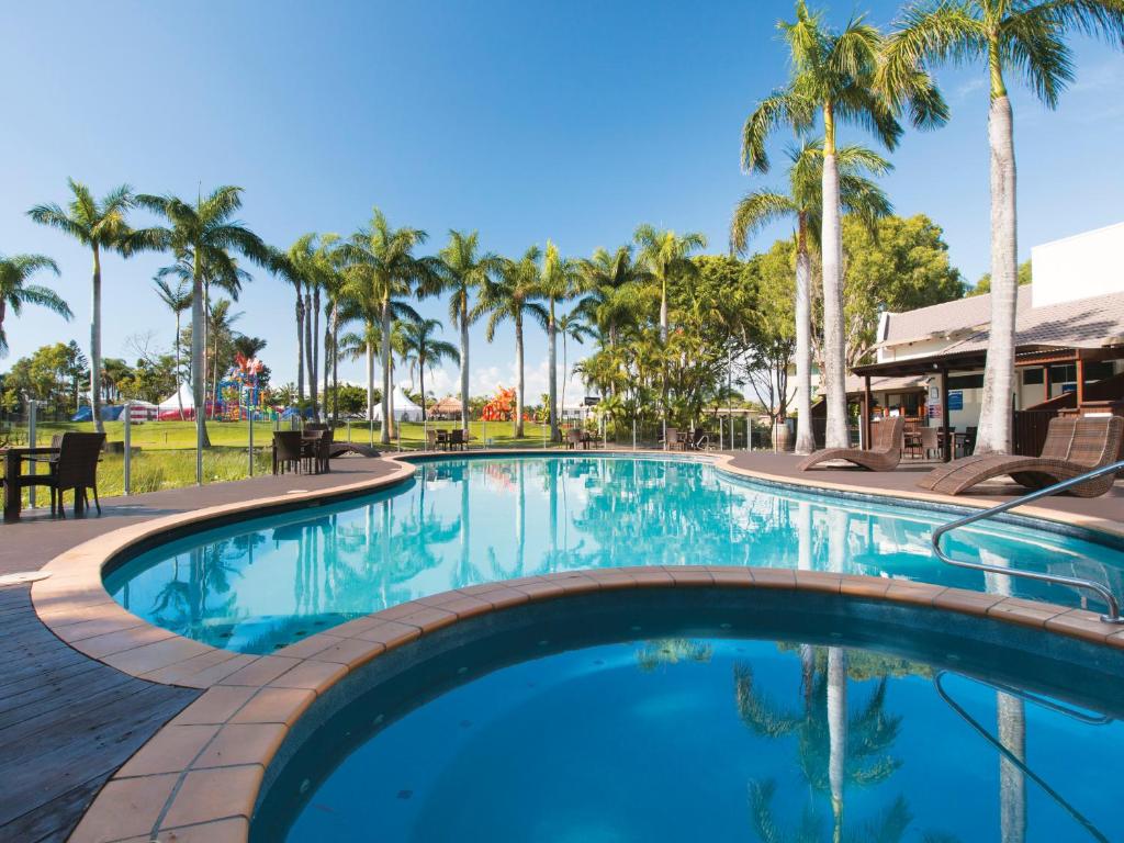 卡伦德拉Oaks Sunshine Coast Oasis Resort的棕榈树度假村的游泳池